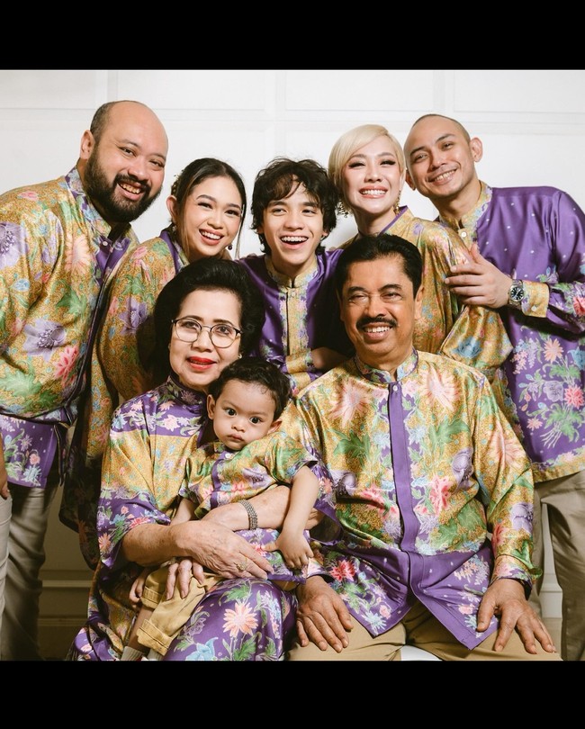 Setelah salat dan mengunjungi makam mantan suaminya, BCL berganti busana yang serasi dengan keluarga besarnya. Kali ini ia memilih busana batik bernuansa ungu dan kuning yang segar.  Foto: Instagram @itsmebcl