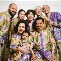 Setelah salat dan mengunjungi makam mantan suaminya, BCL berganti busana yang serasi dengan keluarga besarnya. Kali ini ia memilih busana batik bernuansa ungu dan kuning yang segar.  Foto: Instagram @itsmebcl