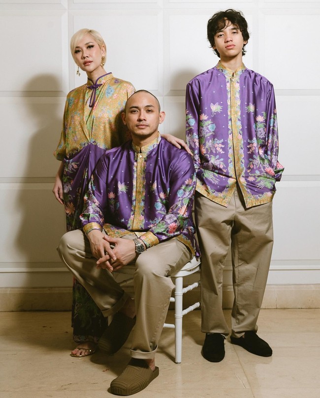 Pelantun Sunny yang akrab disapa Unge itu sendiri memilih kaftan dengan potongan leher cheongsam saat membuka ‘open house’ untuk menyambut teman dan saudara. Foto: Instagram @itsmebcl