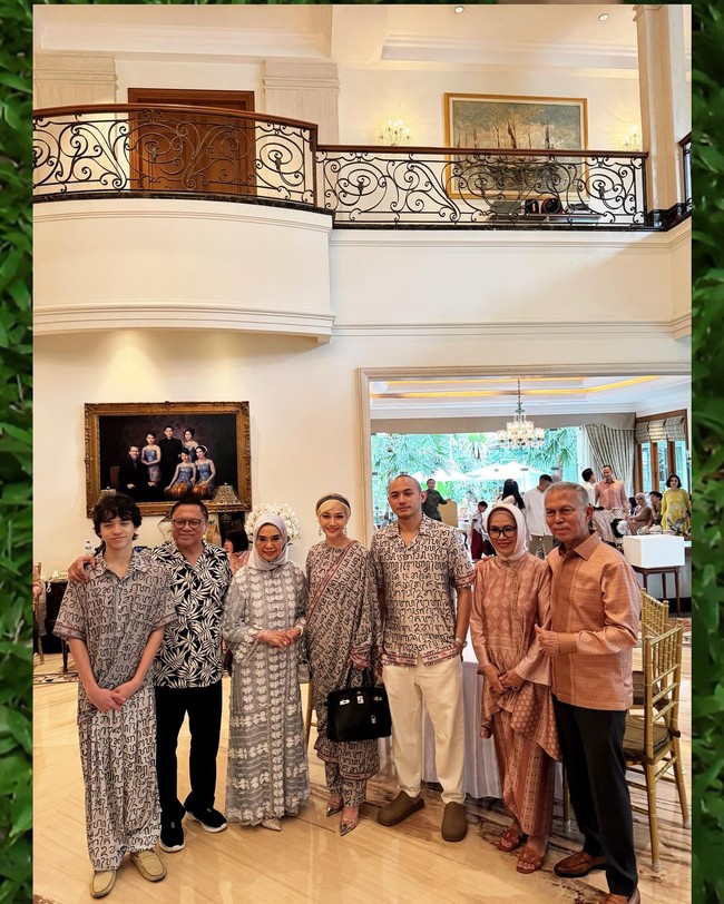 Saat BCL memakai versi atasan berselendang dan celana, Noah Sinclair memakai setelannya sedangkan Tiko Aryawardhana  memakai versi kemeja. Keluarga mereka tampak bahagia dan serasi.   Foto: Instagram @itsmebcl