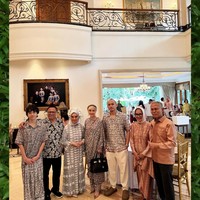 Saat BCL memakai versi atasan berselendang dan celana, Noah Sinclair memakai setelannya sedangkan Tiko Aryawardhana  memakai versi kemeja. Keluarga mereka tampak bahagia dan serasi.   Foto: Instagram @itsmebcl