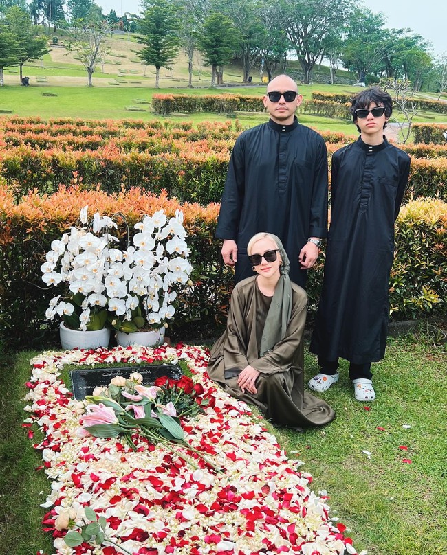 Hampir setiap tahun, penyanyi dan aktris yang akrab disebut BCL tersebut tampil kompak bersama keluarga. Namun saat salat Ied, hanya anak dan suaminya saja yang sama-sama mengenakan busana hitam. Sedangkan Bunga bersinar sendiri dengan gamisnya. Foto: Instagram @itsmebcl