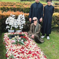 Hampir setiap tahun, penyanyi dan aktris yang akrab disebut BCL tersebut tampil kompak bersama keluarga. Namun saat salat Ied, hanya anak dan suaminya saja yang sama-sama mengenakan busana hitam. Sedangkan Bunga bersinar sendiri dengan gamisnya. Foto: Instagram @itsmebcl