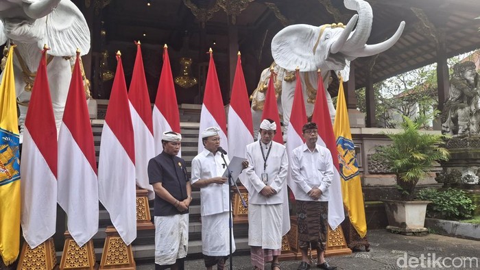 Gubernur Bali Wayan Koster mengumumkan jadwal bagi pemedak/pengunjung Kawasan Suci Pura Agung Besakih selama Pelaksanaan Karya Ida Bhatara Turun Kabeh,Rabu (2/4/2025).