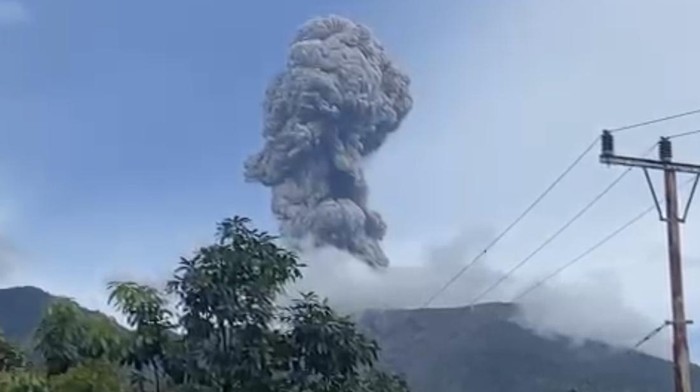 Gunung Marapi erupsi. (Foto: Istimewa).