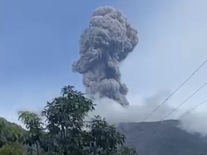 Video: Gunung Marapi Erupsi Sore Ini, Lontarkan Abu Setinggi 800 Meter