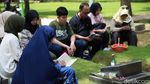 H+2 Lebaran Warga Masih Ramai Berziarah di TPU Pondok Kelapa