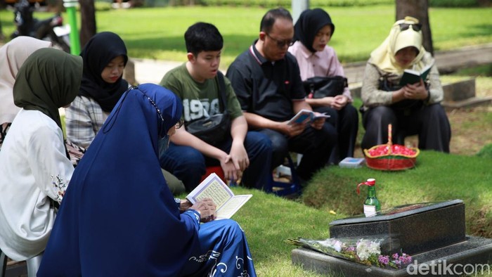 Tempat Pemakaman Umum (TPU) Pondok Kelapa ramai didatangi warga yang hendak berziarah. H+2 lebaran pun terpantau masih ramai.