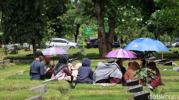 H+2 Lebaran Warga Masih Ramai Berziarah di TPU Pondok Kelapa Tempat Pemakaman Umum (TPU) Pondok Kelapa ramai didatangi warga yang hendak berziarah. H+2 lebaran pun terpantau masih ramai.