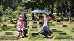 H+2 Lebaran Warga Masih Ramai Berziarah di TPU Pondok Kelapa