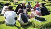 Masyarakat mendoakan sanak keluarga dan kerabat yang sudah wafat sekaligus membersihkan makam.