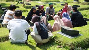 H+2 Lebaran Warga Masih Ramai Berziarah di TPU Pondok Kelapa
