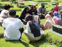 H+2 Lebaran Warga Masih Ramai Berziarah di TPU Pondok Kelapa