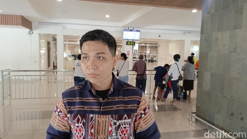 Humas Angkasa Pura El Tari Kupang, I Gusti Ngurah Yudi Saputra, saat menjelaskan terkait perkembangan arus mudik-arus balik di Bandara El Tari Kupang, NTT, Rabu (2/4/2025).