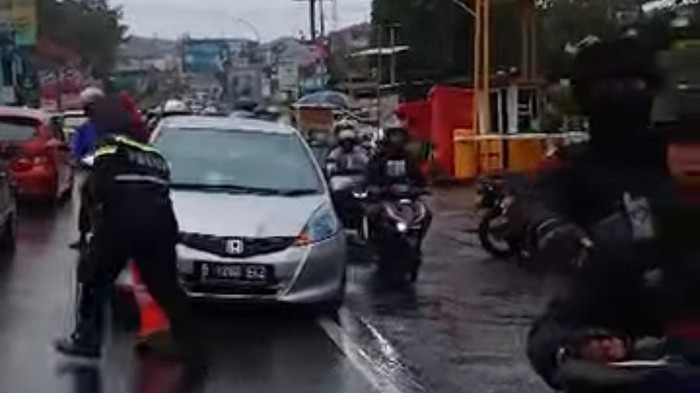 Kendaraan membawa seorang ibu hendak melahirkan bayi terjebak sistem satu arah atau one way di Jalan Raya Puncak, Bogor, Jawa Barat, Rabu (2/4/2025). Polisi yang melihat kondisi tersebut membantu kendaraan yang membawa ibu hamil tersebut keluar dari arus one way.