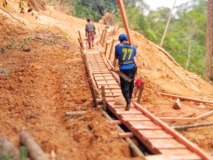 Jalan di Krayan Tengah yang baru diperbaiki warga tertimbun longsor lagi