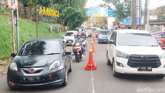 Jalan Raya Lembang dipadati kendaraan wisatawan
