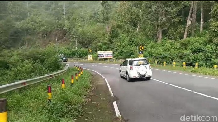 Jalur Sarangan-Tawangmangu Magetan yang rawan macet.