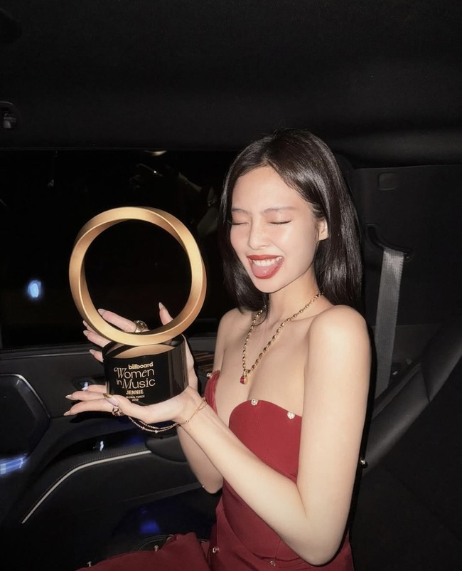 Dalam kesempatan itu, Jennie BLACKPINK mendapat pengakuan atas eksistensi dan pengaruhnya sebagai bintang dunia. Dia memenangkan penghargaan Global Force Award di Billboard Women in Music 2025. Acara penghargaan tahunan itu diselenggarakan untuk mengapresiasi artis, kreator, maupun produser eksekutif wanita paling berpengaruh di industri musik selama setahun terakhir. Foto: dok. Instagram @jennierubyjane