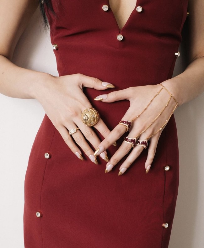 Untuk melengkapi penampilannya, Jennie BLACKPINK memakai koleksi kalung dan cincin emas berbatu Ruby di tangan kirinya. Sedangkan di tangan kanannya, dia memakai cincin vintage dari Joseph Indiana yang harganya mencapai $10,000 atau Rp 165,6 juta. Foto: dok. Instagram @jennierubyjane