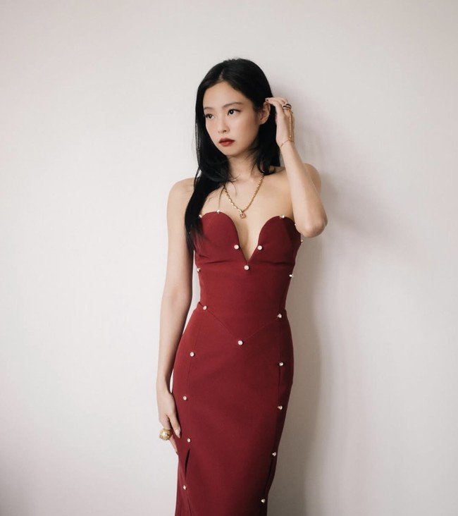 Bustier midi dress yang dikenakan Jennie BLACKPINK memiliki aksen cutout pada bagian dada dan pahanya. Gaun tersebut semakin mewah dengan hiasan kristal, dibanderol seharga $4,020 atau Rp 66,5 juta. Foto: dok. Instagram @jennierubyjane