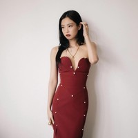 Bustier midi dress yang dikenakan Jennie BLACKPINK memiliki aksen cutout pada bagian dada dan pahanya. Gaun tersebut semakin mewah dengan hiasan kristal, dibanderol seharga $4,020 atau Rp 66,5 juta. Foto: dok. Instagram @jennierubyjane