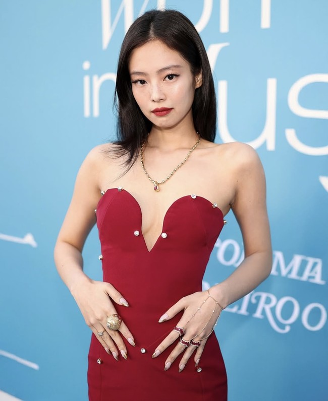 Jennie BLACKPINK menjadi pusat perhatian saat menghadiri acara Billboard Women in Music 2025 di Los Angeles, Amerika Serikat. Personel grup KPop BLACKPINK itu tampil elegan memakai gaun berwarna merah burgundy rancangan desainer Lebanon, Zuhair Murad. Foto: dok. Instagram @zuhairmuradofficial