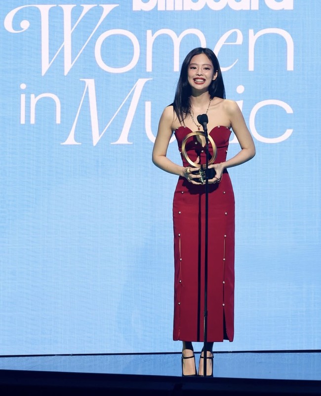 Sedangkan koleksi tas Jennie BLACKPINK datang dari brand fashion yang berbasis di Los Angeles, Amerika Serikat, Cult Gaia. Dia memakai Asa Bag berwarna hitam seharga $560 atau Rp 9,2 juta. Foto: dok. Instagram @zuhairmuradofficial