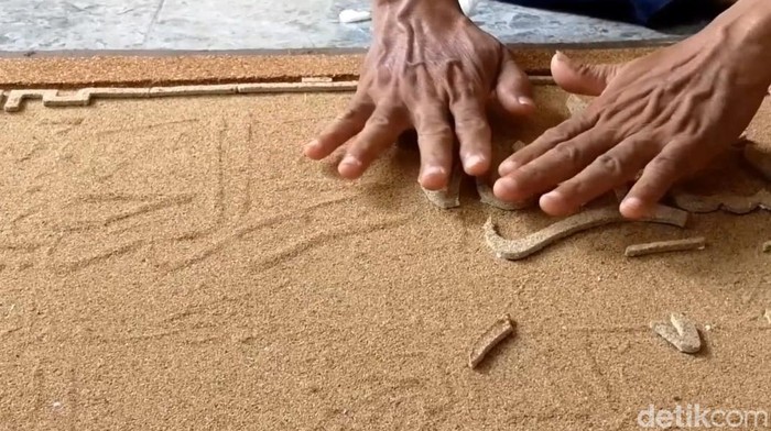 Kaligrafi serbuk kayu buatan warga Probolinggo.