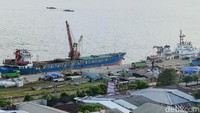 Kapal bersandar di tepian Sungai Mahakam, menunggu waktu untuk kembali berlayar membawa muatan. Peran vital transportasi sungai dalam perekonomian daerah begitu nyata. (Foto: Yuda Almerio)