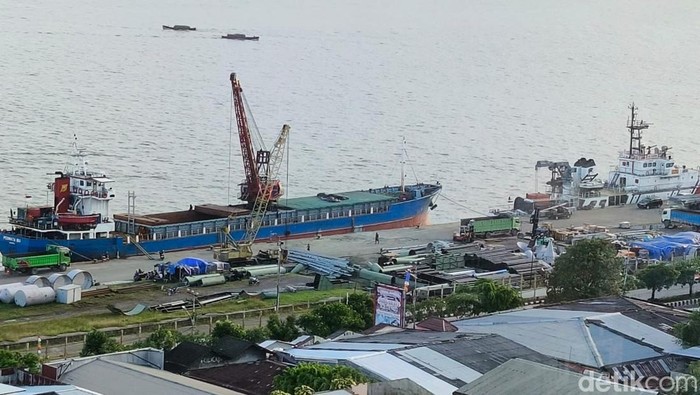 Ilustrasi kapal tongkang tanpa muatan batu bara di Sungai Mahakam.