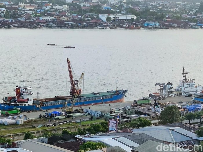 Kapal bersandar di tepian Sungai Mahakam, menunggu waktu untuk kembali berlayar membawa muatan. Peran vital transportasi sungai dalam perekonomian daerah begitu nyata.