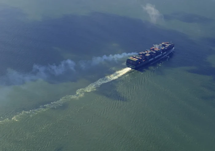 Kapal kargo berlayar di Laut China Selatan dekat Hong Kong