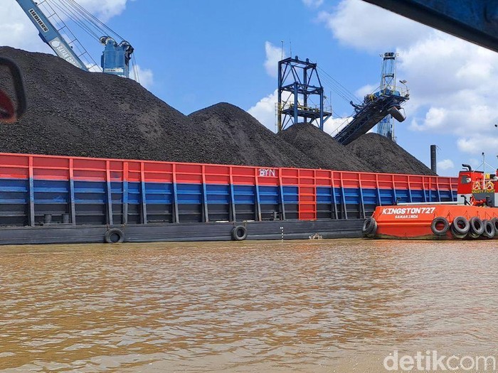 Kapal tongkang perlahan terisi batu bara, menandai salah satu tahap penting dalam rantai distribusi energi. Sungai Mahakam kembali menjadi saksi pergerakan sumber daya yang menggerakkan industri