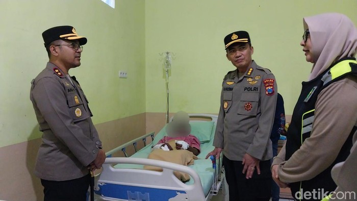 Kapolres Batu AKBP Andi Yudha Pranata bersama Kabiddokkes Polda Jatim Kombes Pol Dr dr Mohammad Khusnan Marzuki dan Karumkit Bhayangkara Hasta Brata Batu AKBP dr Ananingati sedang meninjau kondisi pasien ledakan petasan di Malang.