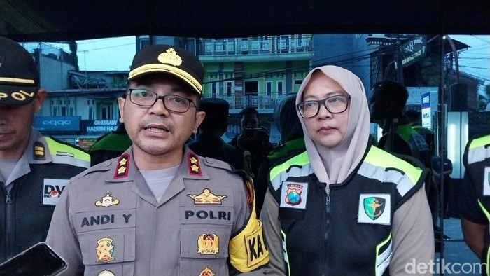 Kapolres Batu AKBP Andi Yudha Pranata bersama Karumkit Bhayangkara Hasta Brata Batu AKBP dr.l Ananingati saat ditemui detikJatim.