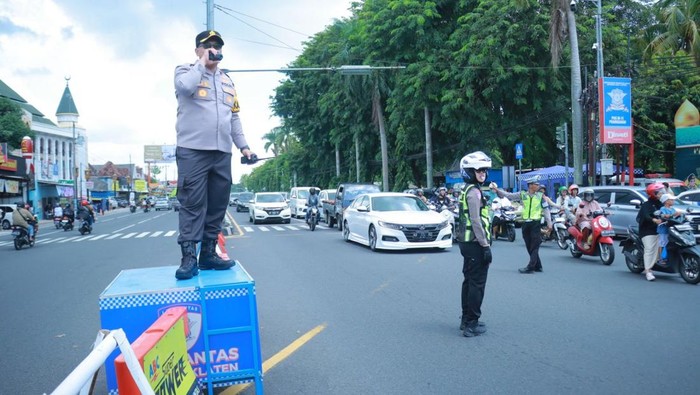 Kapolres Klaten, AKBP Nur Cahyo Ari Prasetyo saat mengatur arus lalu lintas di pertigaan Candi Prambanan, Rabu (2/4/2025).