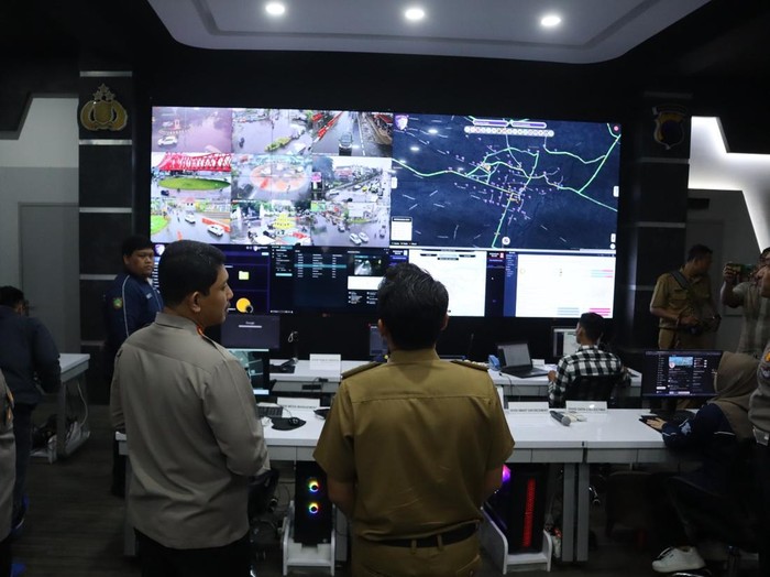 Kapolresta Solo, Kombes Catur Cahyono, memantau arus lalu lintas melalui TMC Satlantas Polresta Solo, Rabu (2/4/2025).