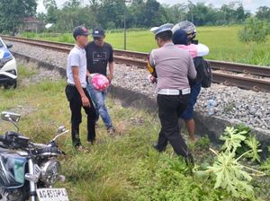 Polisi Blitar Bantu Evakuasi Anak Terjepit Roda Motor