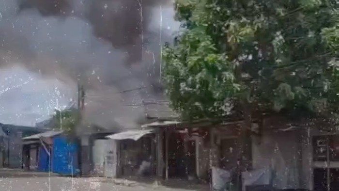 Kebakaran terjadi di kawasan Jatiuwung, Kota Tangeran, Banten. Petugas pemadam kebakaran (damkar) mengatakan objek yang terbakar adalah lapak barang bekas. (dok Tangerang Siaga)