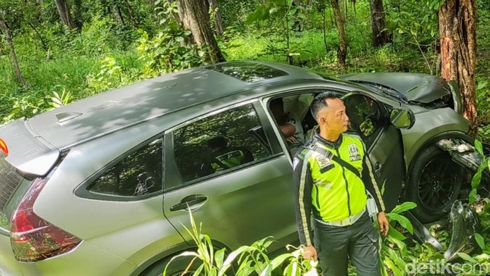 kecelakaan beruntun libatkan 3 mobil di situbondo