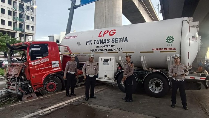 Kecelakaan truk tangki gas di Gerbang Tol Cikunir. (dok.Istimewa)