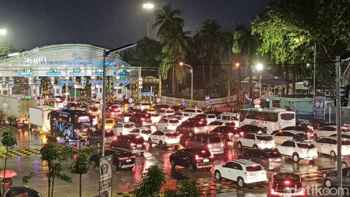 Kedapatan kendaraan di Pelabuhan Bakauheni mulai terjadi malam ini