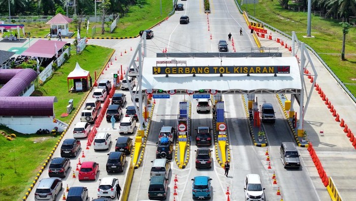 Kendaraan masuk di pintu tol Kisaran. (Dok PT Hutama Karya)