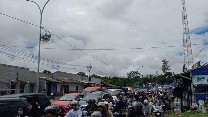 Kendaraan memadati jalur alternatif menuju Pantai Anyer di Kecamatan Ciomas, Serang, Banten, Rabu (2/4/2025)-(ANTARA/Desi Purnama Sari)