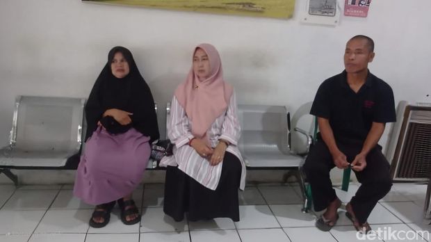 Kepala Desa Kompa, Kecamatan Parungkuda, Kabupaten Sukabumi, Yulianti, memperlihatkan video yang mengungkap alasan warga menggunakan ambulans desa di hari kedua Lebaran.