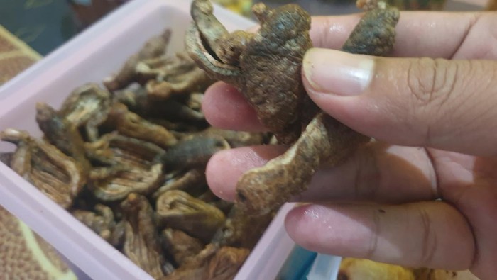 Keripik teripang, jajanan khas Gresik yang selalu ada saat Lebaran.