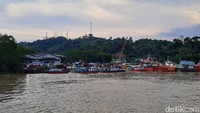 Kesibukan di Pelabuhan Kota Samarinda, tempat pertemuan arus barang dan manusia. Aktivitas ekonomi di sini menggambarkan denyut nadi perdagangan di wilayah sungai. (Foto: Yuda Almerio)