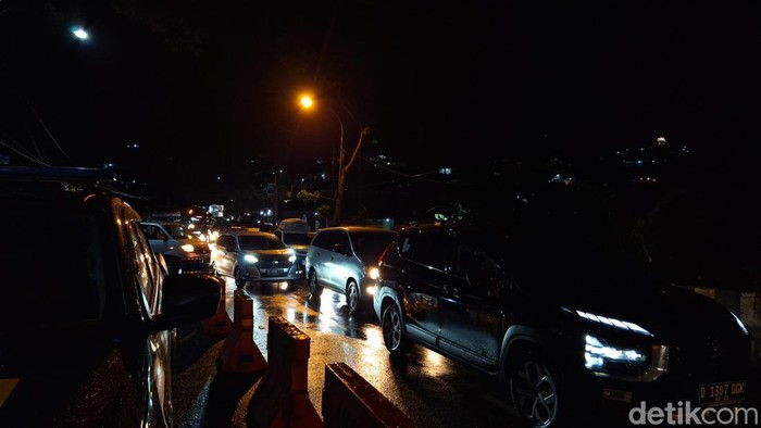 Kondisi Arus lalin di Jalan Raya Bandung Garut, Kampung Ciherang, Kecamatan Nagreg, sempat terjadi kepadatan, Rabu (2/4/2025) malam.