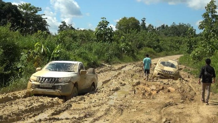 Kondisi jalan rusak bak kubangan sapi menuju Kabupaten Mahakam Ulu perbatasan dengan Kaltara dan Malaysia